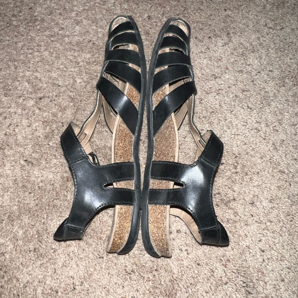 Earth Origins blacks sandals - Picture 2 of 3
